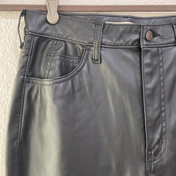 Levi's Premium Women's 70's Flare Black Faux Leather Festival Rodeo Pants Sz 29 - Picture 4 of 9